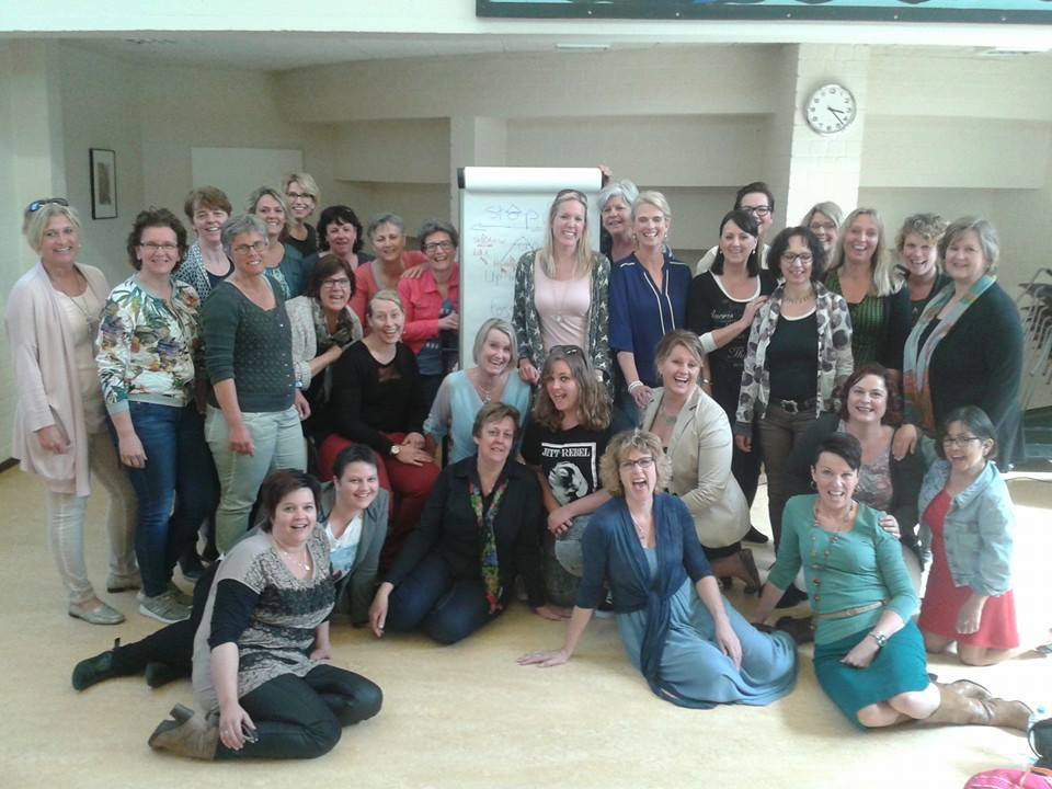 Groep vrouwen van koor PopenZo, die na afloop van een koorworkshp hun soulhoofd demonstreren.
